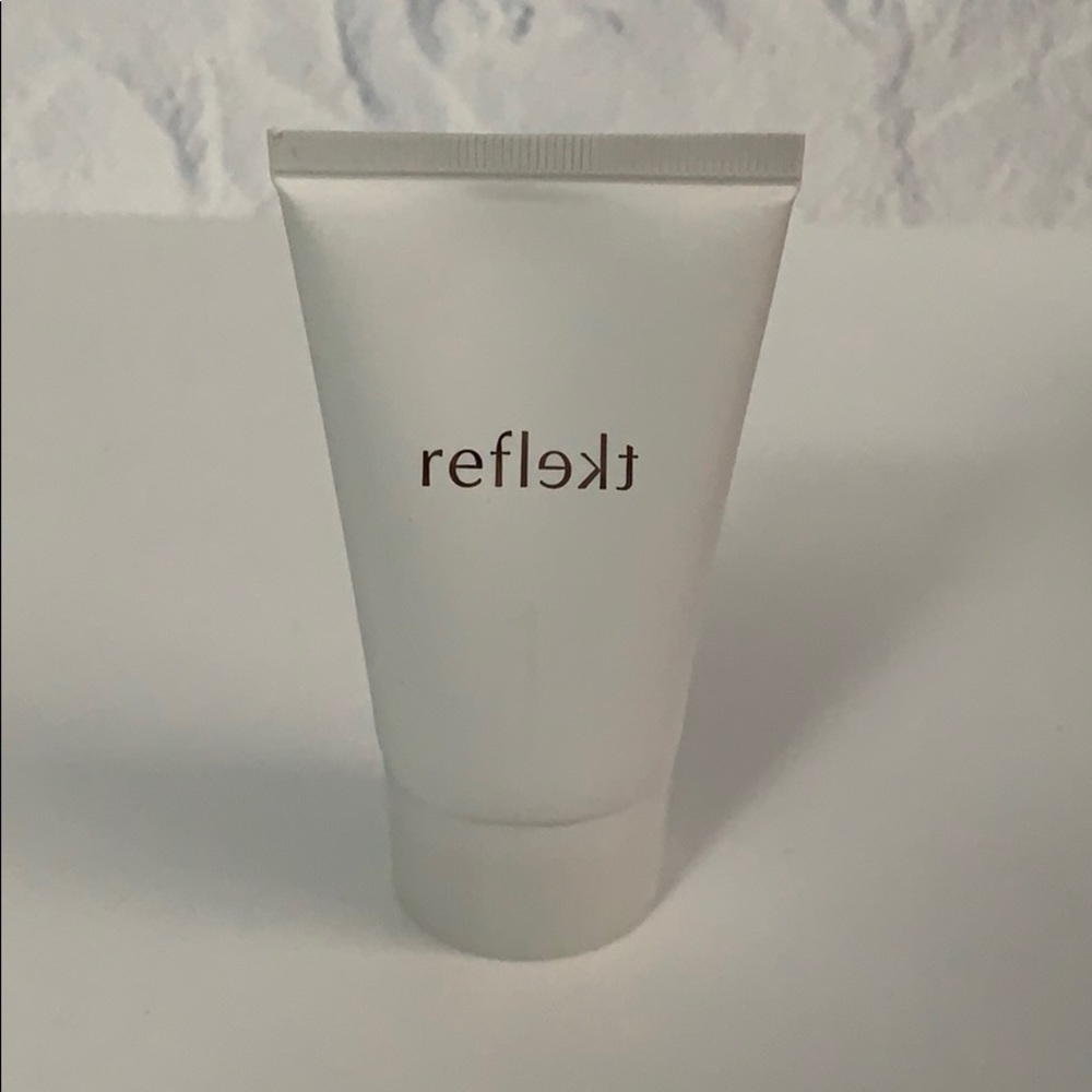 Reflekt Hydrating Facial Cleansing Scrub